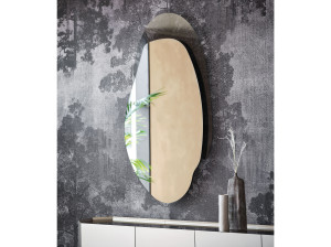 Настенное зеркало с рамкой