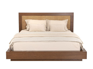 Деревянная и плетеная двуспальная кровать