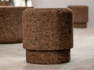 Низкий табурет из пробки