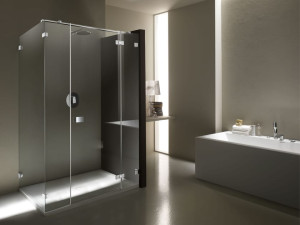 Угловая душевая кабина из закаленного стекла с распашной дверью