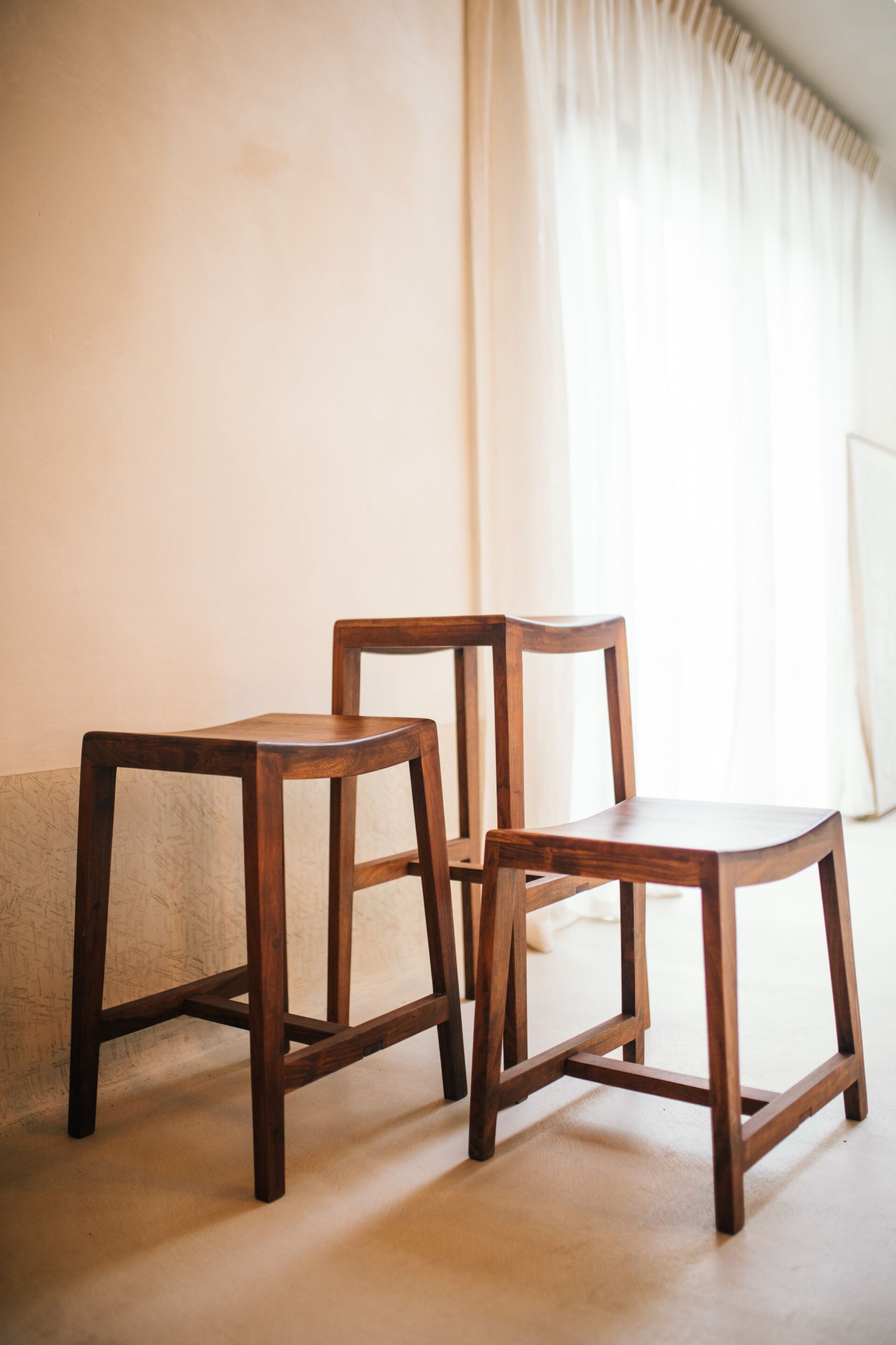 Высокий барный стул из манго с подставкой для ног POMAX KENT ARCH-00101714 - Вид №11