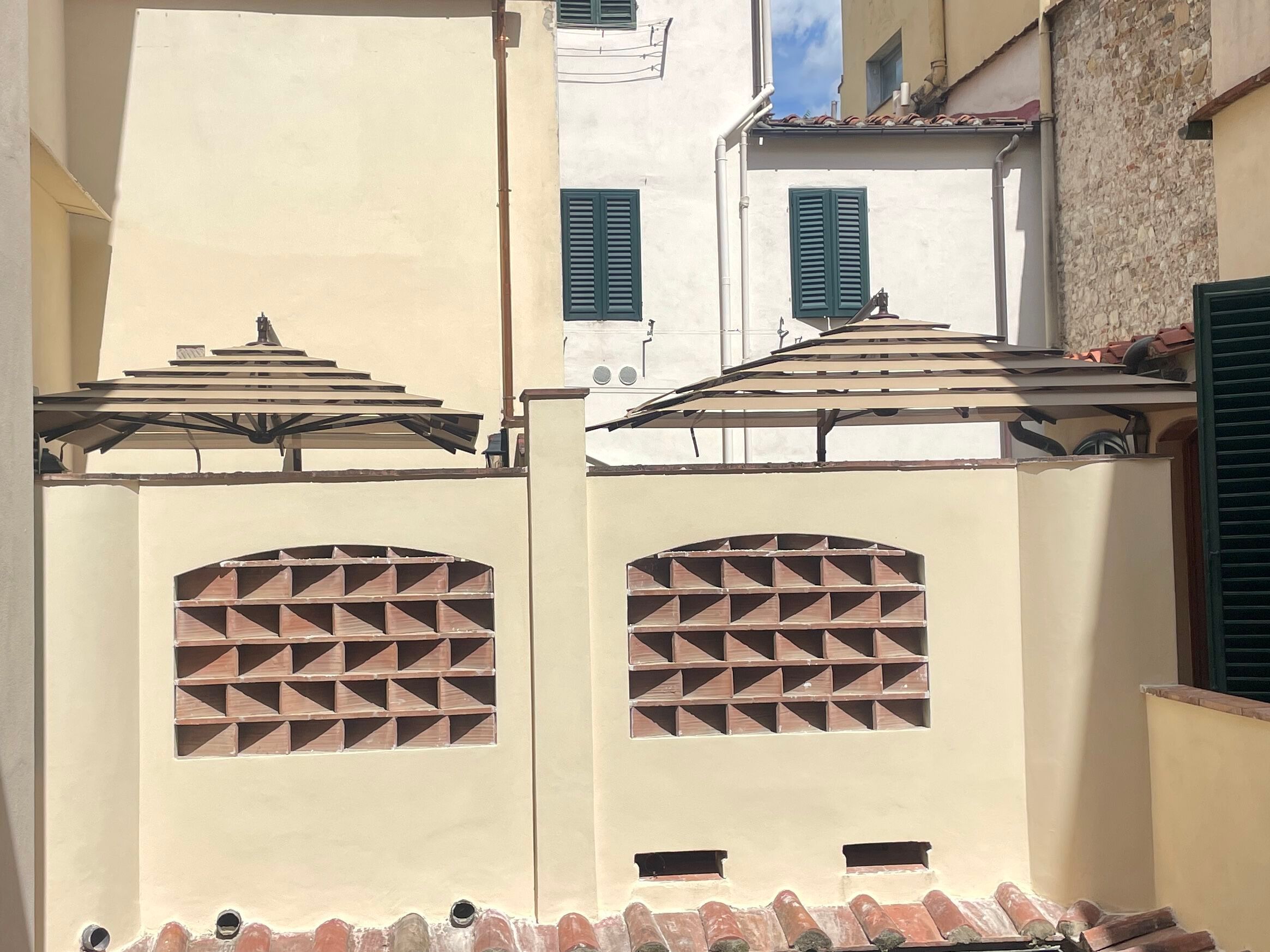 Металлический поворотный зонтик с боковым полюсом Gardenart GIRASOLE LUSSO ARCH-00067059 - Вид №1