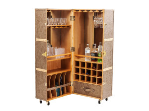 Деревянный барный шкаф на колесах