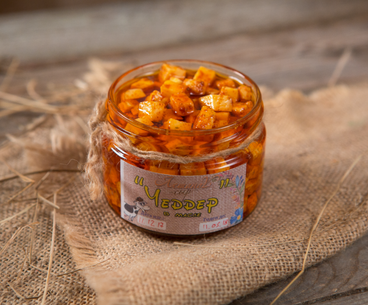 1322 Сыр "Чеддер" в оливковом масле с паприкой и красным перцем Вкусляндия 