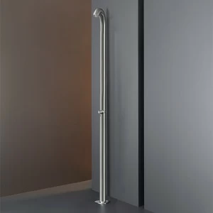 Свободно стоящий душ на открытом воздухе в AISI 316L из нержавеющей стали. Пористый дождя струи под контролем смеситель из коллекции MILO360  BLD04 CEADESIGN