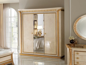 Деревянный шкаф с зеркалом