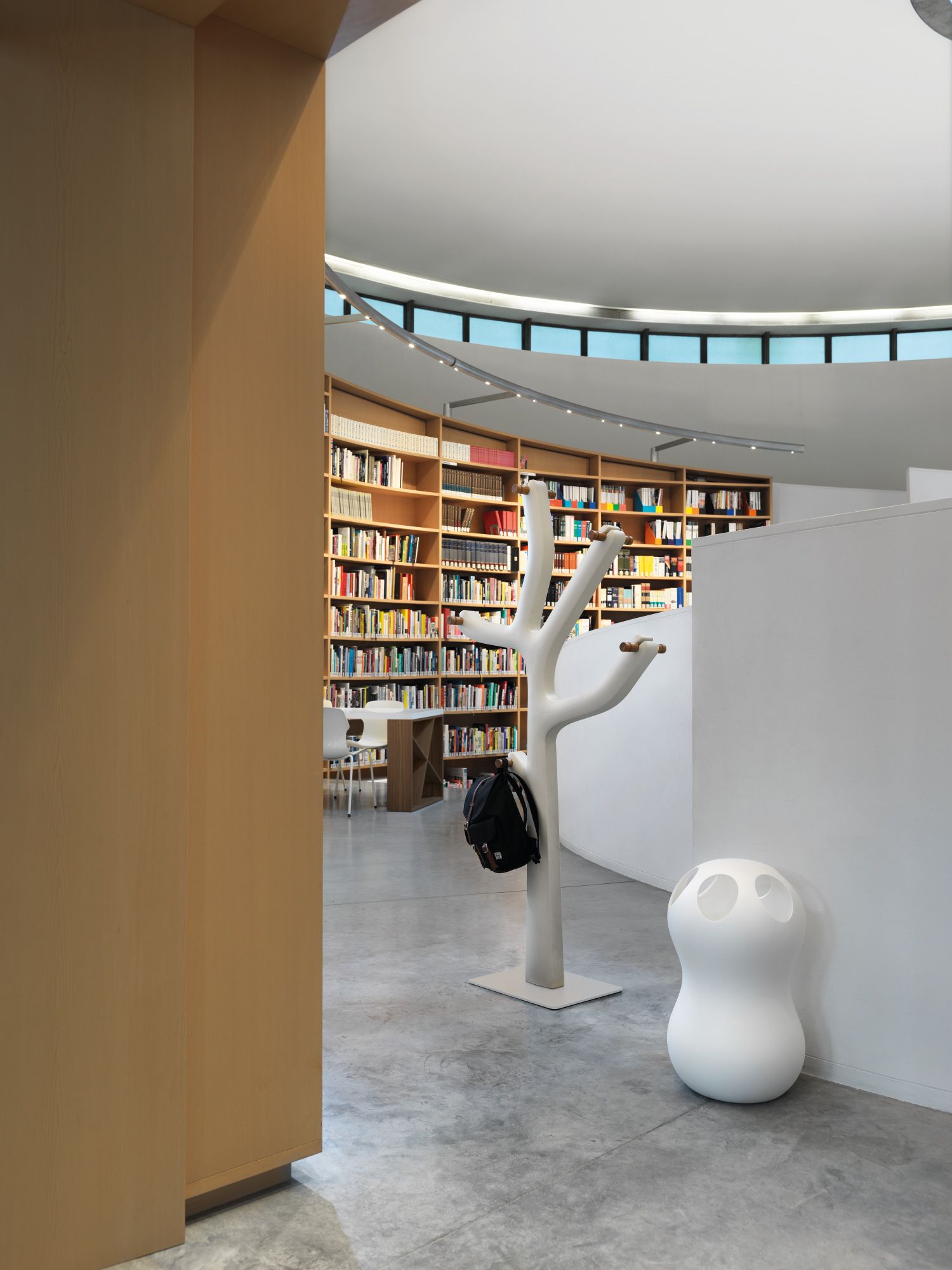 Вешалка для одежды из полиэтилена Casamania & Horm Альберто ARCH-00049585 - Вид №4