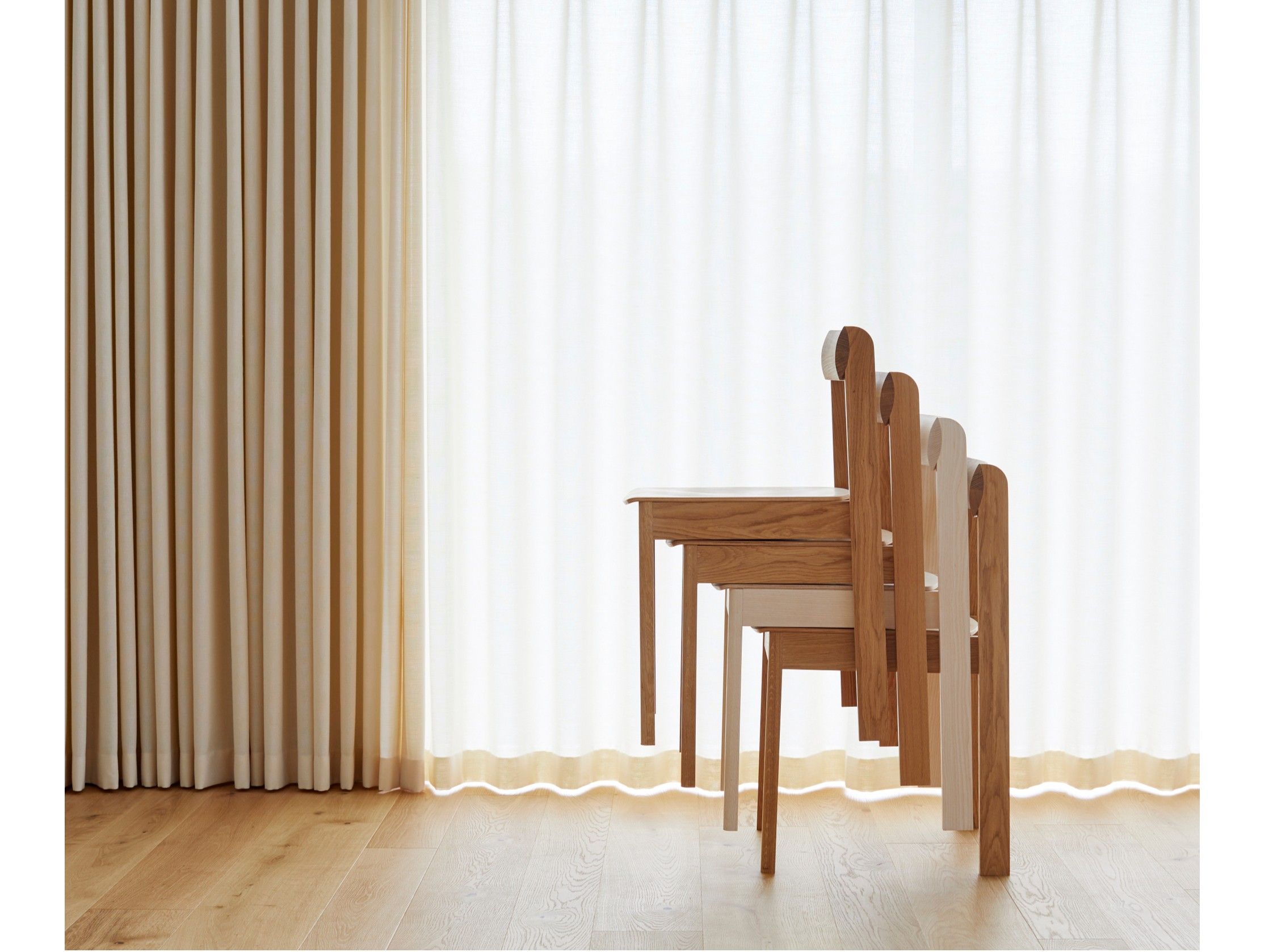 Штабелируемый стул из дуба с открытой спинкой Form & Refine Blueprint ARCH-00105045 - Вид №3