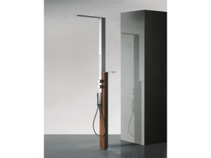 Стальной и деревянный душ на открытом воздухе