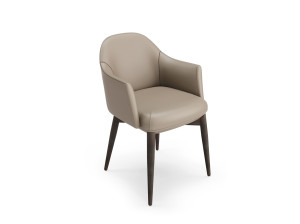 Кожаный стул с подлокотниками