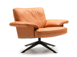 Кожаное кресло с подлокотниками