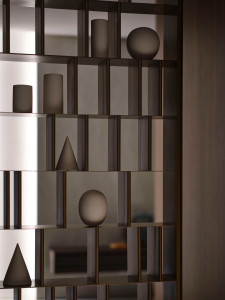 Металлический книжный шкаф с креплением пол-потолок