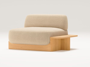 Тканевое кресло с журнальным столиком и дубовым основанием