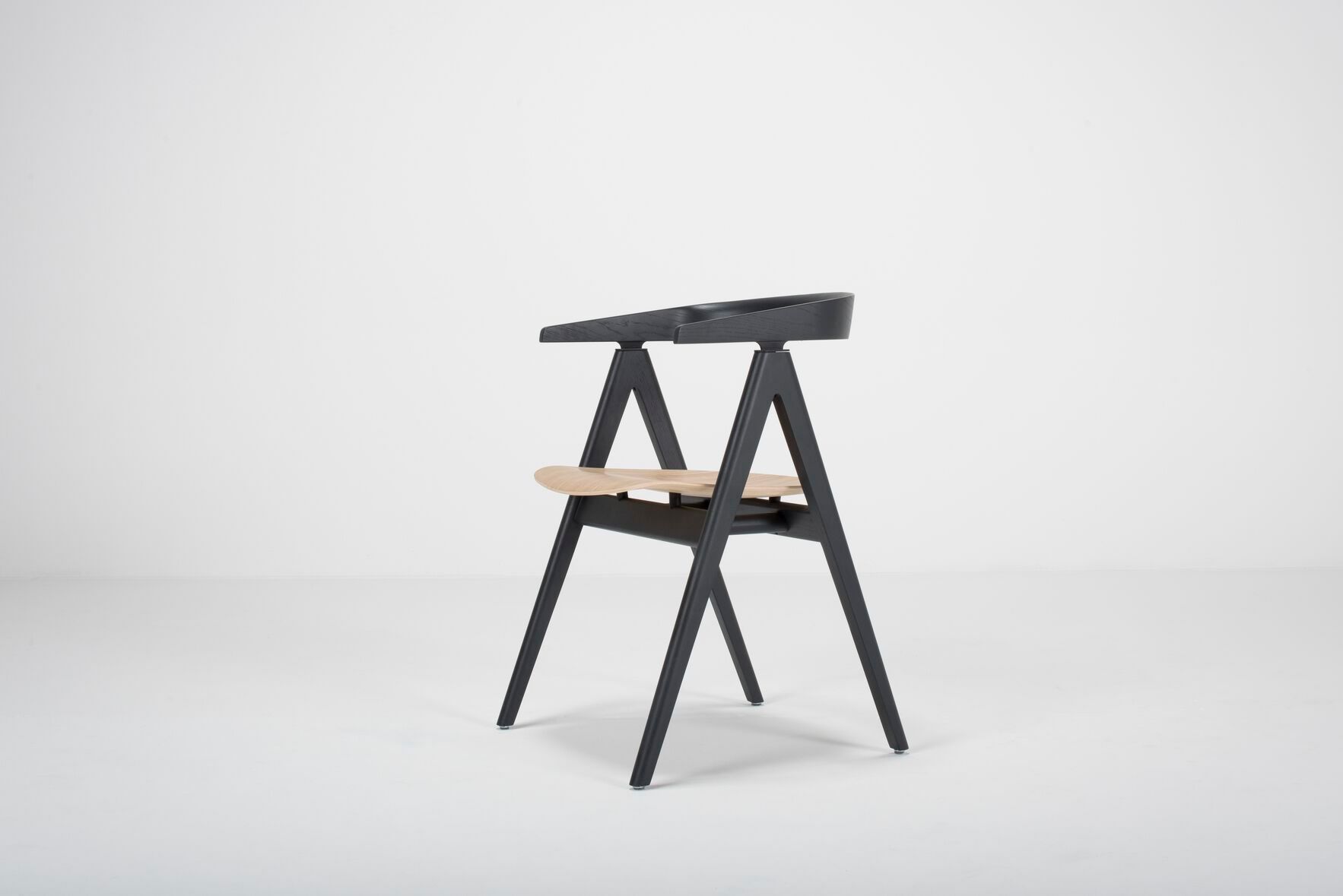 Дубовый стул с подлокотниками с открытой спинкой Gazzda Ava ARCH-00111958 - Вид №7