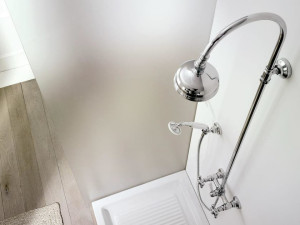 Настенная душевая колонна с ручным душем