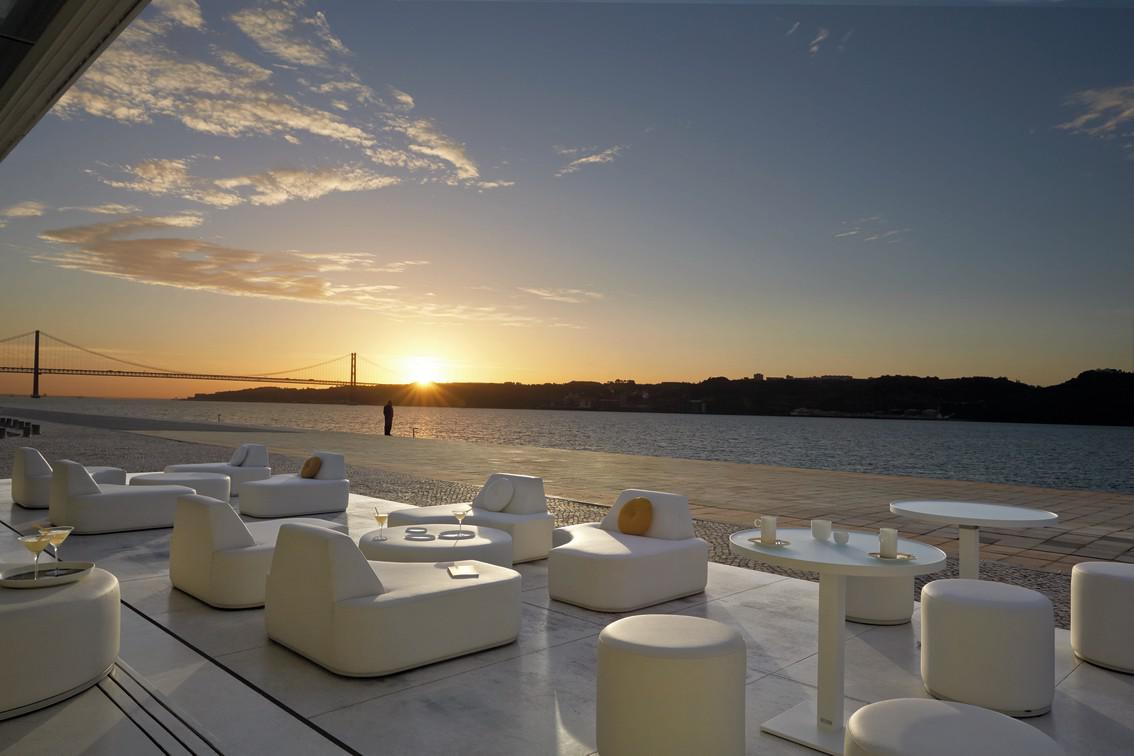 Concept 2 морская кожа белого цвета Manutti Moon Island MNST429 - Вид №7