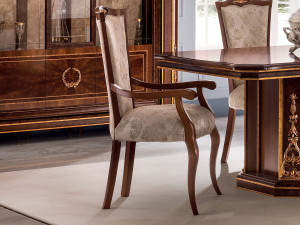 Мягкий тканевый стул с подлокотниками