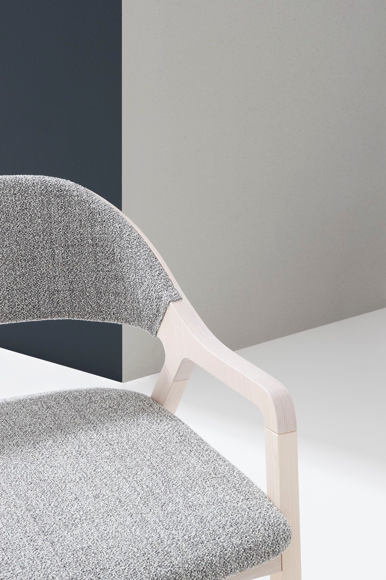 Кресло с подлокотниками из ясеня и мягким сиденьем/спинкой Billiani Layer ARCH-00000364 - Вид №1