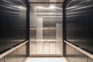 FSRT818 Интерьер лифта Levele-108 с индивидуальной компоновкой панелей; минималистичные панели из нержавеющей стали с сатинированной отделкой, нержавеющей стали с отделкой «морской камень» и плавленого графита с сатинированной отделкой; прямоугольные пору
