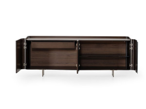 Деревянный шкаф с распашными дверями