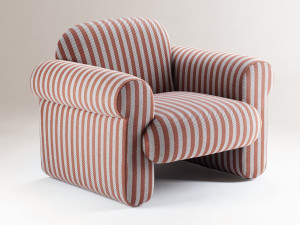 Тканевое кресло с подлокотниками