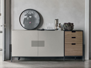 Деревянный шкаф с ящиками