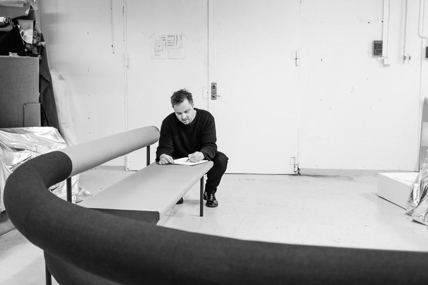 Offecct Изогнутый кожаный диван с полкой для журналов Font sun-id-1489871 - Вид №7