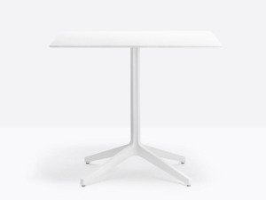 Квадратный стол для контракта