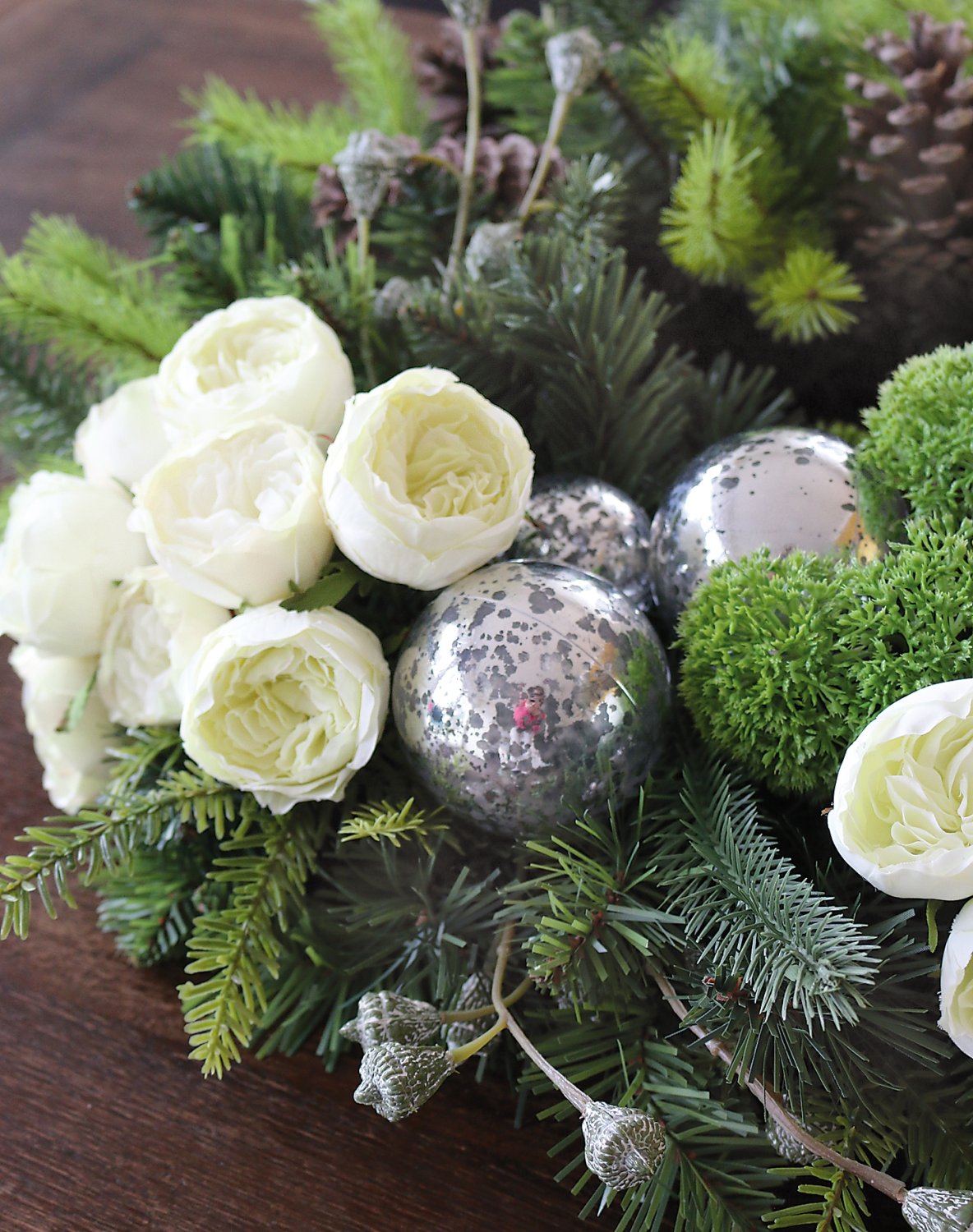 2022 807 a3 Искусственный венок 'смешанная зелень / розы / шары / шишки', Ø 68 см, зелено-белый H-andreas  - Вид №8