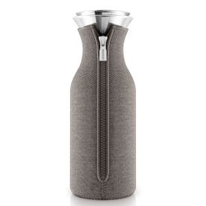 567994 Графин fridge в неопреновом текстурном чехле, 1 л, серо-коричневый Eva Solo