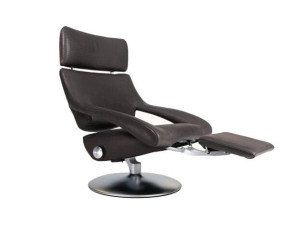 Кожаное кресло с подставкой для ног и подголовником