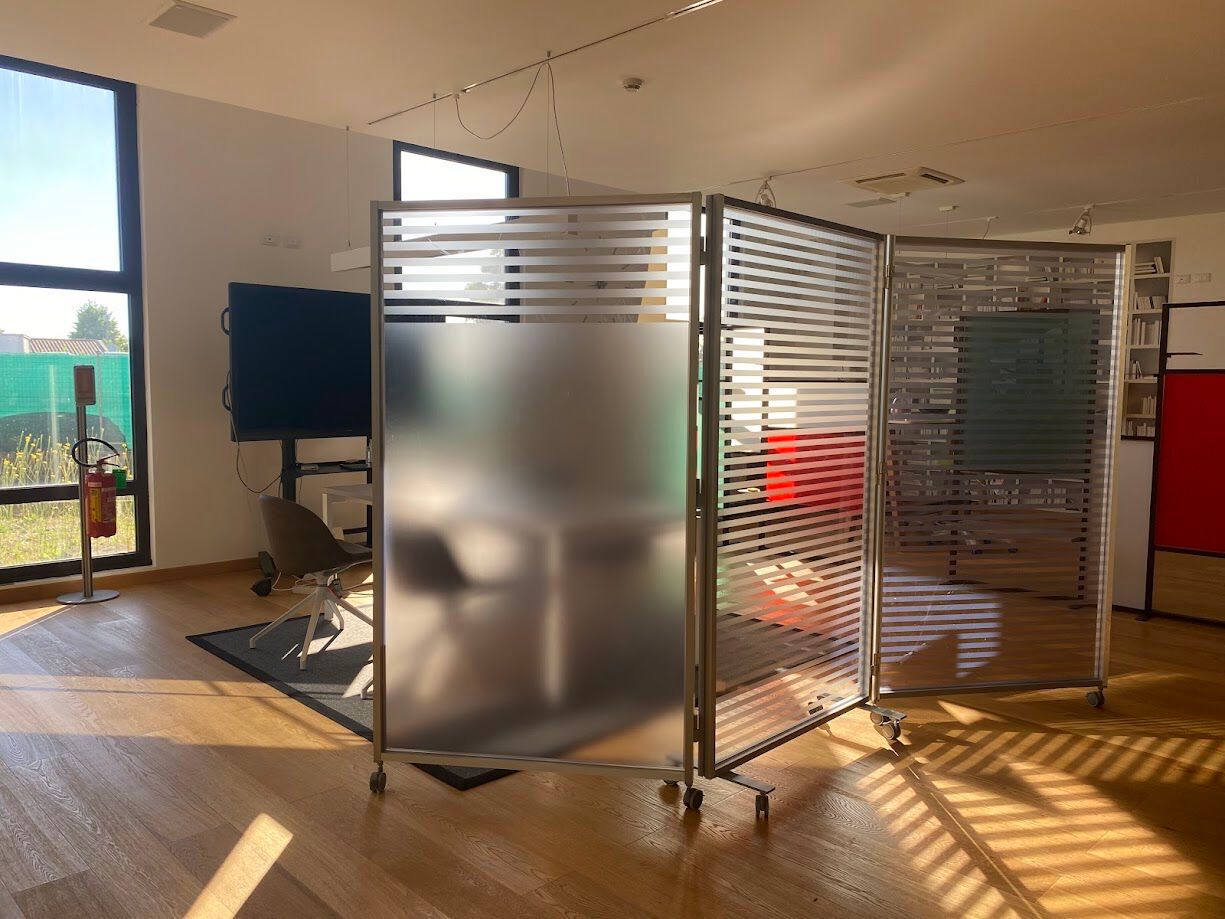 Закрывающаяся офисная перегородка с колесами STUDIO T Twist ARCH-00119694 - Вид №2