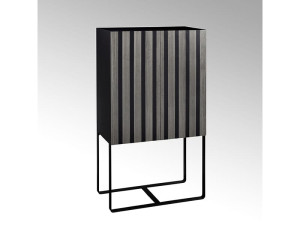 Деревянный шкаф с распашными дверцами