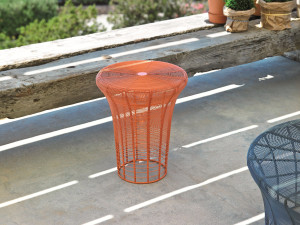 Низкий железный стул