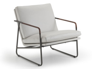 Кожаное кресло с подлокотниками