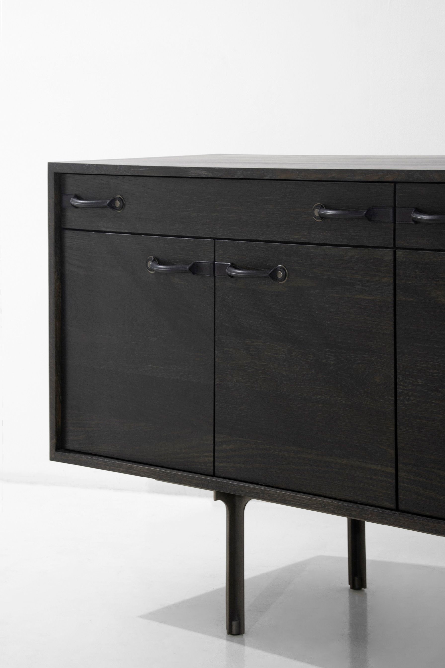 Шкаф из дуба с распашными дверями District Eight Tote ARCH-00118256 - Вид №6