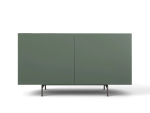 Деревянный шкаф с распашными дверями