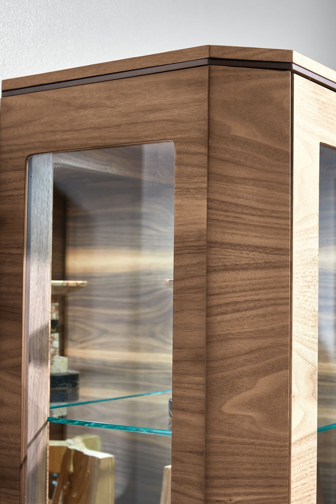 Витрина из дерева и стекла со встроенным освещением Hurtado Evolution ARCH-00135549 - Вид №1