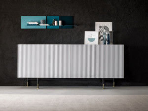 Деревянный шкаф с раздвижными дверями