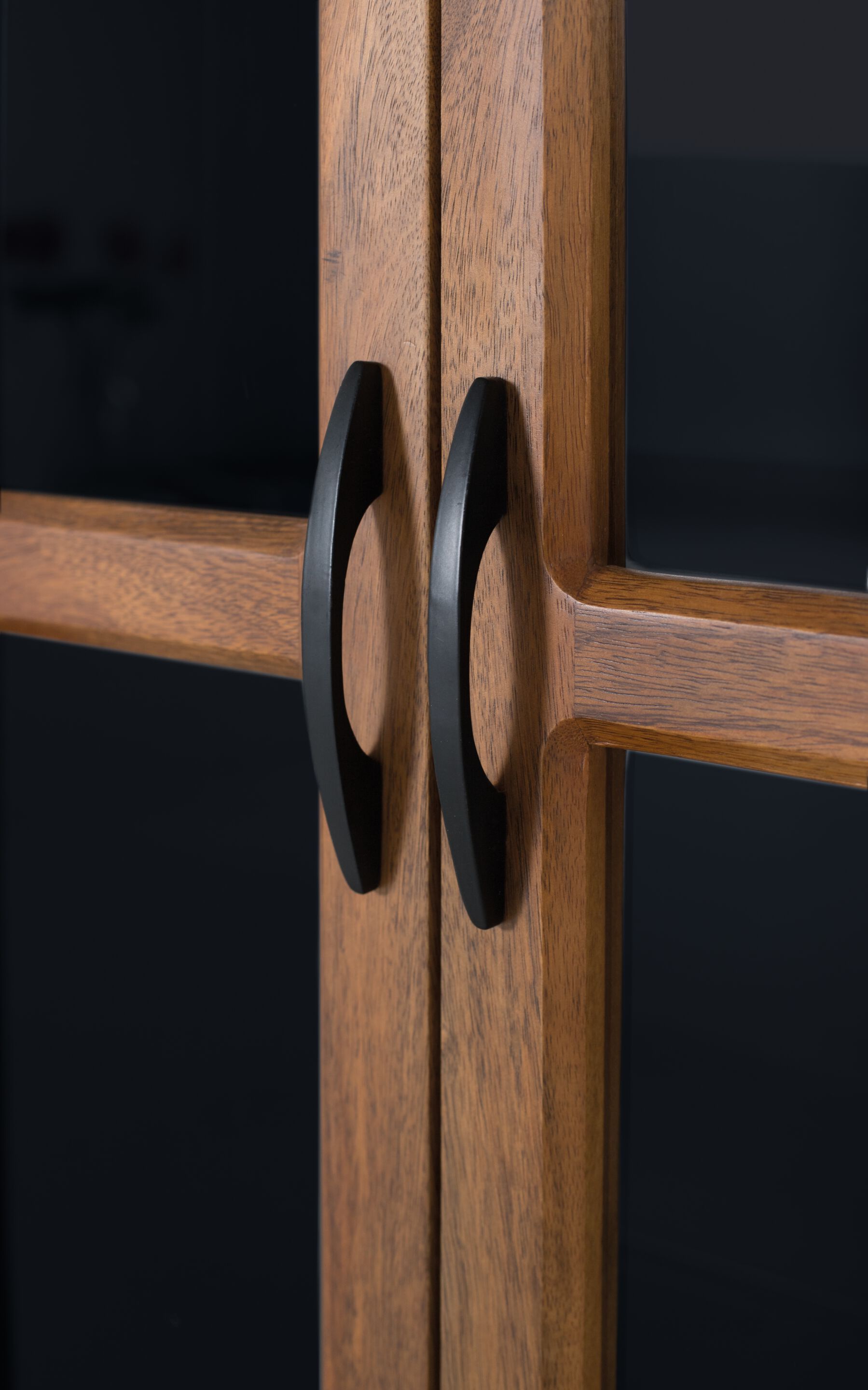 Деревянный и стеклянный шкаф с распашными дверцами Giner y Colomer Berhampur ARCH-00116506 - Вид №1