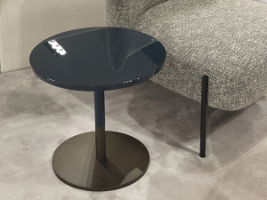 Высокий деревянный журнальный столик