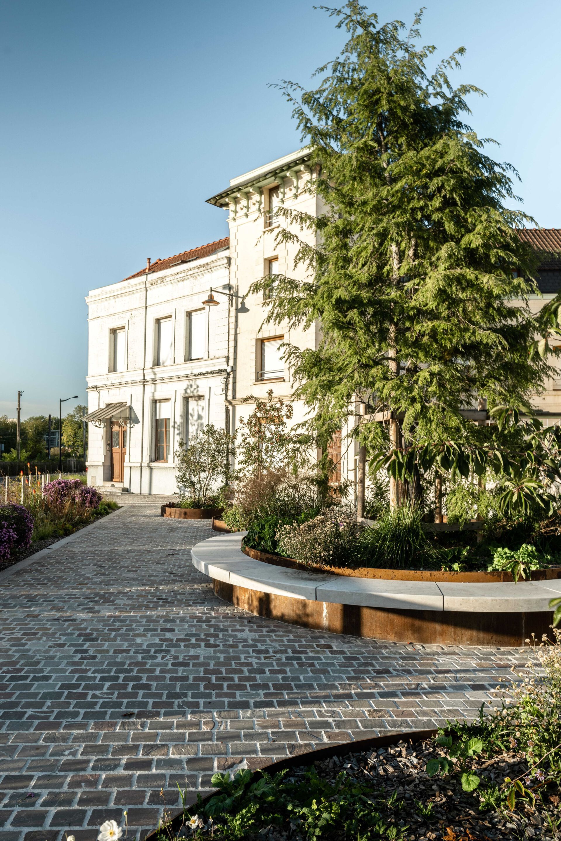 Стальная и бетонная скамейка со встроенной плантатором Urbencéa ILLA ARCH-00077835 - Вид №2