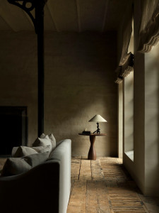 Высокий круглый журнальный столик из грецкого ореха