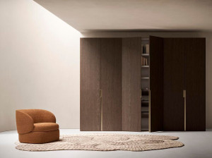 Шкаф с распашными дверцами