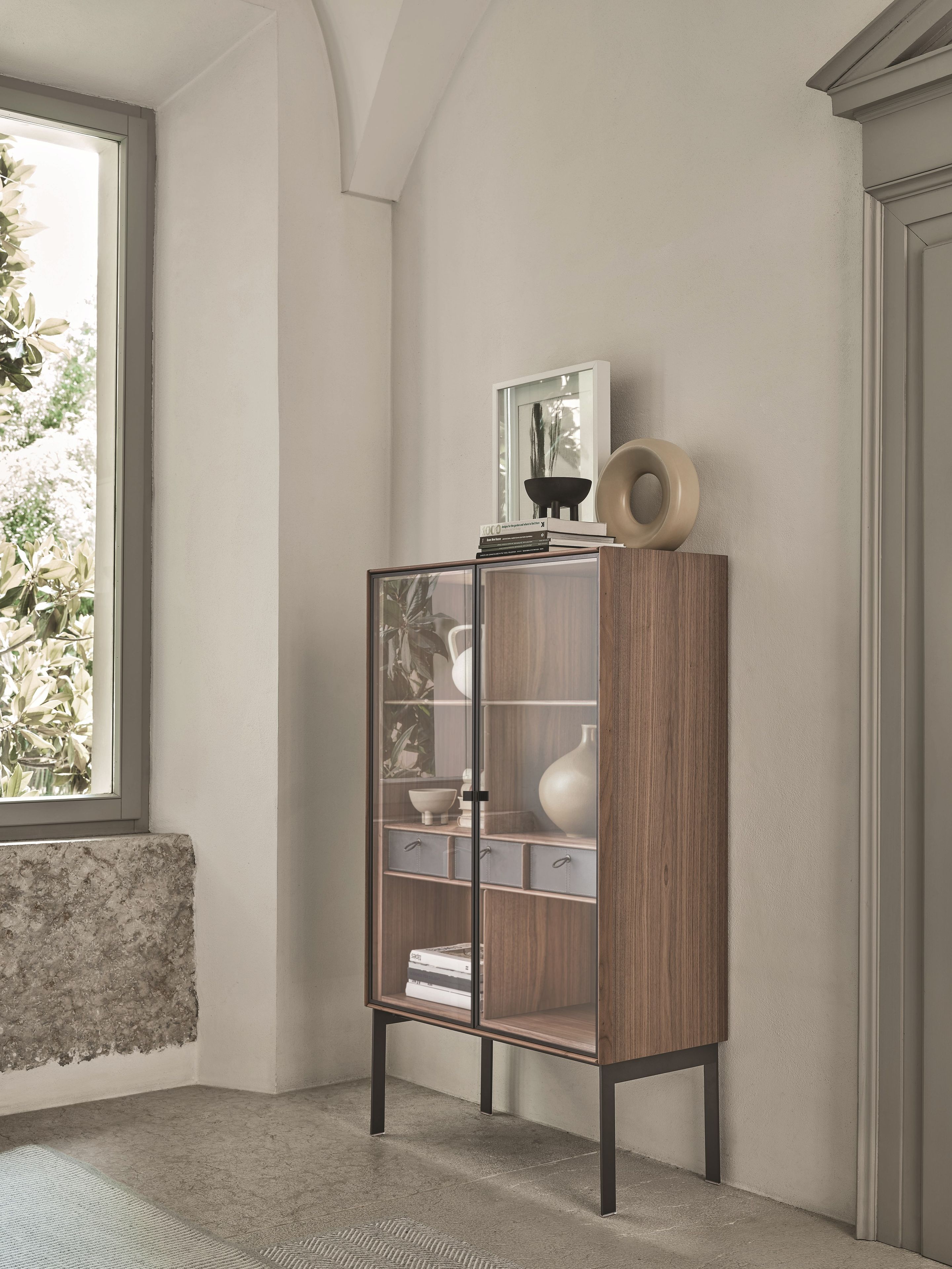 Сервант из грецкого ореха с распашными дверцами Porada ARCH-00000334