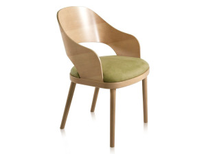 Деревянный стул с подлокотниками