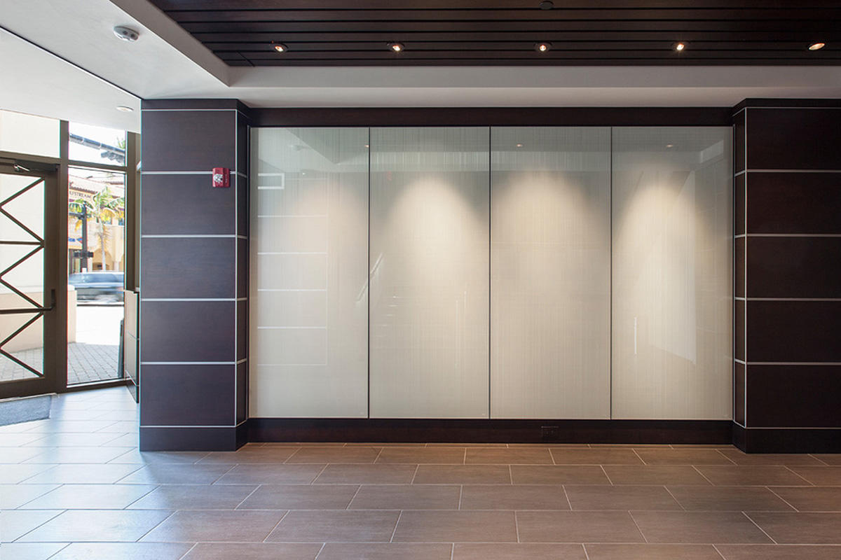 FSRT673 Система облицовки стен Levele с захватными панелями; вставки из склеенной бронзы с натуральной патиной и узором калахари в princeton medical arts pavilion, plainsboro, new jersey Forms-surfaces  - Вид №2