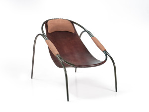 Кожаное кресло с подлокотниками