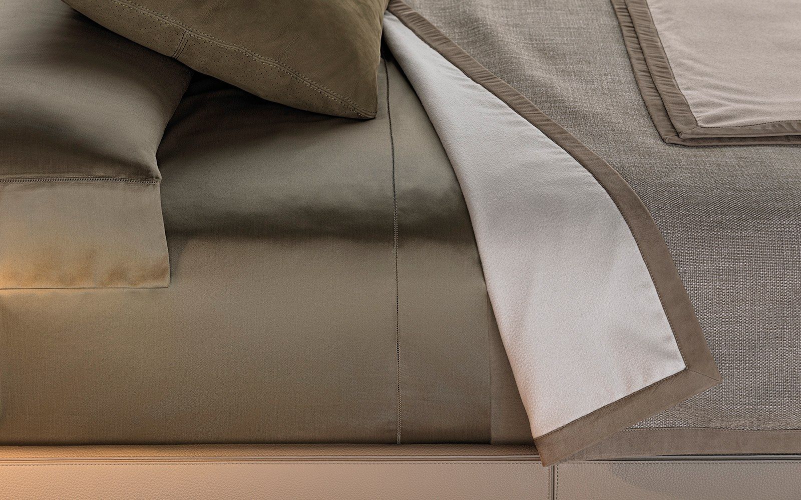 Двуспальная кровать из ткани с мягким изголовьем Minotti Роджер ARCH-00027737 - Вид №4