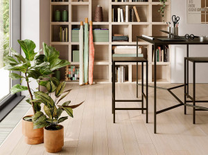 Высокий деревянный стул